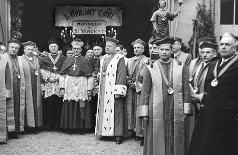 Chevaliers du Tastevin with clergy circa 1950