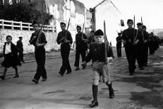 13th November 1936: A youth parade of Spanish schoolchildren makes its way along the road wearing the black shirts of the Fascists and carrying dummy rifles. Their home of Irun has been taken over by Rebel troops during the Spanish Civil War, and they have been converted to the Fascist cause. (Photo by Maeers/Fox Photos/Getty Images)